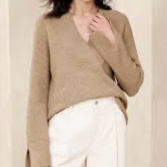 Banana Republic Women's V-Neck Sweater in Warm Tan - Picture 8 of 11